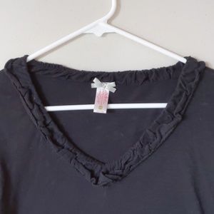 🌺5/$15🌺Black ruffled v-neck knit top